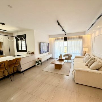 דירה יפיפיה ומושקעת למכירה בלב שכונת אגמים.