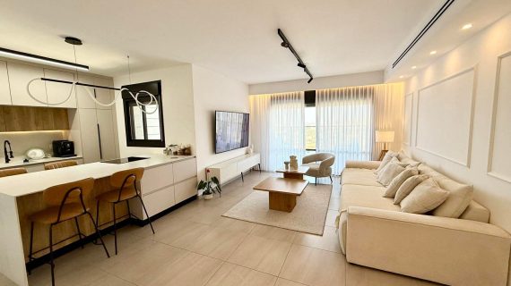 דירה יפיפיה ומושקעת למכירה בלב שכונת אגמים.