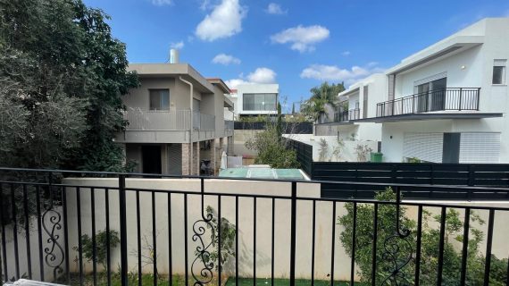 להשכרה דו משפחתי גדול ומרווח בקדימה בכפר.(הושכר!).