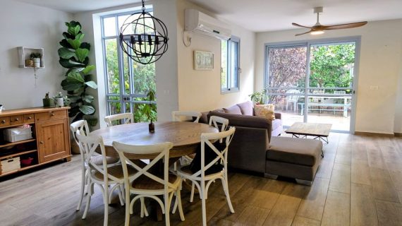 בית בסגנון כפרי יפיפה! כזה שמתאהבים בו מיד.. (בבלעדיות!).