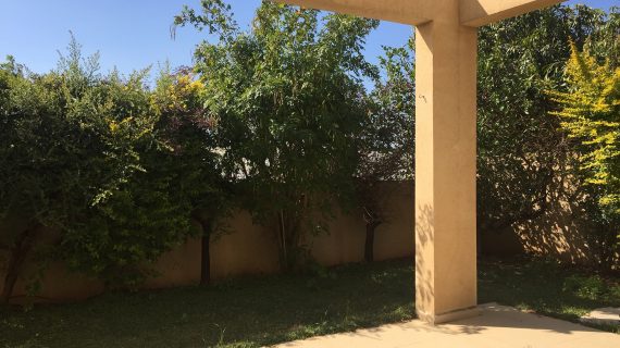 קוטג' דו משפחתי נושק לשדות פתוחים עם יחידה מניבה.