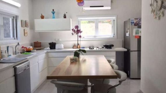 למכירה: בית על דונם אדמה בקדימה