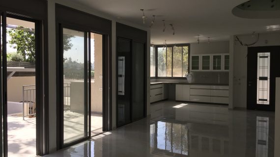 למכירה בקדימה בכפר:                         דו משפחתי חדש ומעוצב! נמכר!!!
